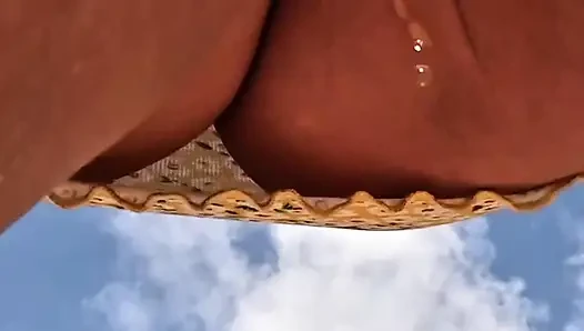 Verzweifeltes Mädchen Pinkeln Am Strand, Zusammenstellung
