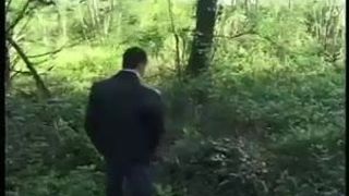 Жесткий секс французской бабушки с молодым мужчиной в лесу