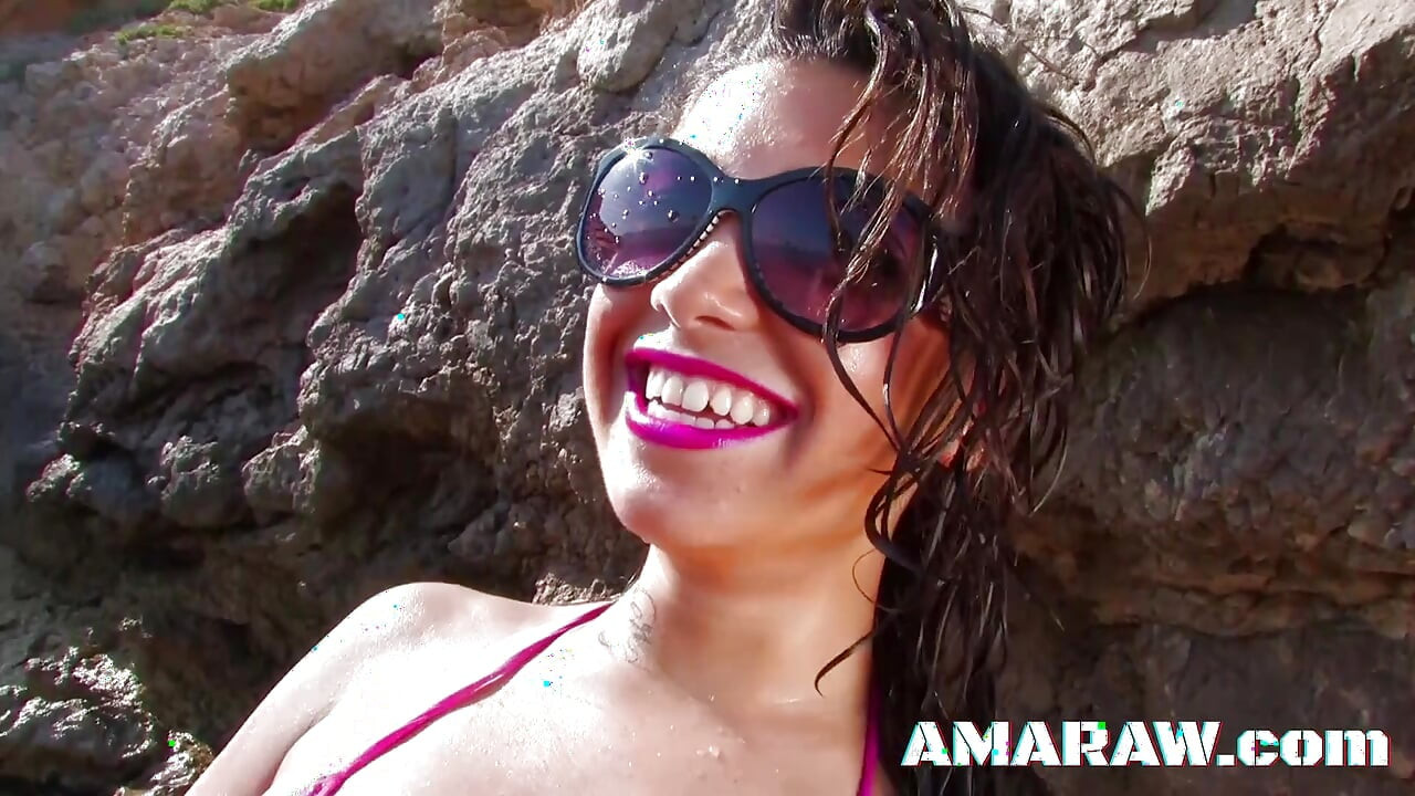 Busty brunette teen Carla Cruz kneppet på en strand