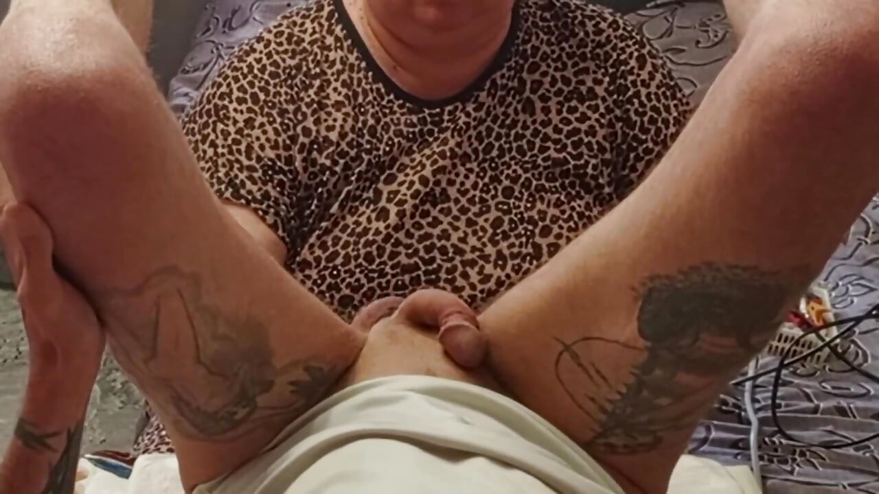 La vecina juega con mi polla con su boca y las manos hasta que me corro