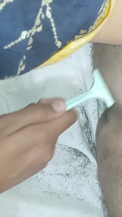 Büyük yarak riskli sikimi tıraş ediyor mastürbasyon yapıyor tıraşlı azgın amcığı ovuyor ve boşalma orgazmı | Klip 2