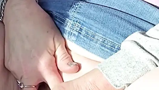 Ateşli iri güzel kadın arabada ovuyor!