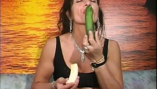 Güzel fahişe muzu yalıyor. (film Tamamlandı)