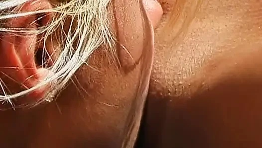 Cewek rambut pirang dengan toket besar lagi asik jilat memeknya sendirian