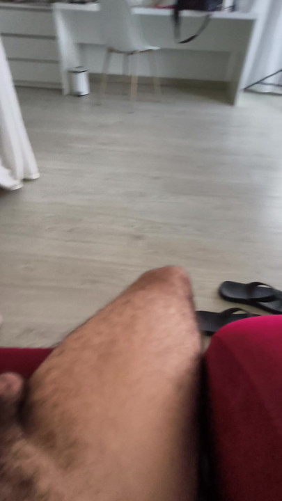 Περιμένοντάς την στο στούντιο γυμνός και πολύ καυλωμένος