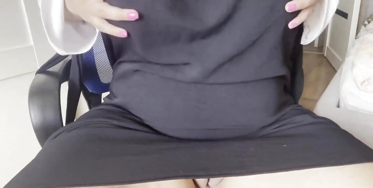 La esposa marroquí de un amigo le pide que se masturba