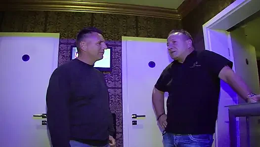 Dövmeli büyük memeli Alman orta yaşlı seksi kadın eş değiştirme partisinde sert sikiliyor