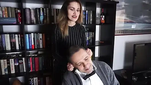 Kadın egemenliği piliç ofiste erkek kölesini cezalandırıyor