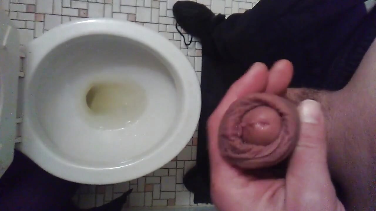 Piškim dok sam delimično obrijana