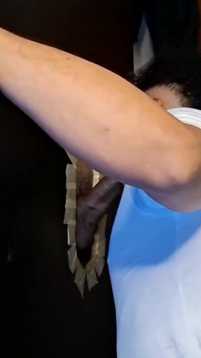 二人のブルネットのチンコに尻を与える |クリップ1