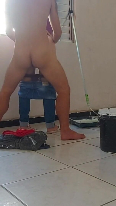 Snažan trenutak iz "Nisam mogao izdržati i jebao sam se s slikarevim velikim kurcem, pohlepni gad ostavio mi je pičku svu svršenu"