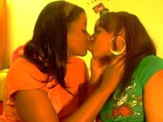 黑人女孩接吻
