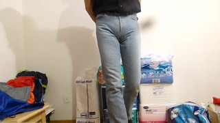 Transvestit in der Windel unter engen Levis-Jeans - abdl