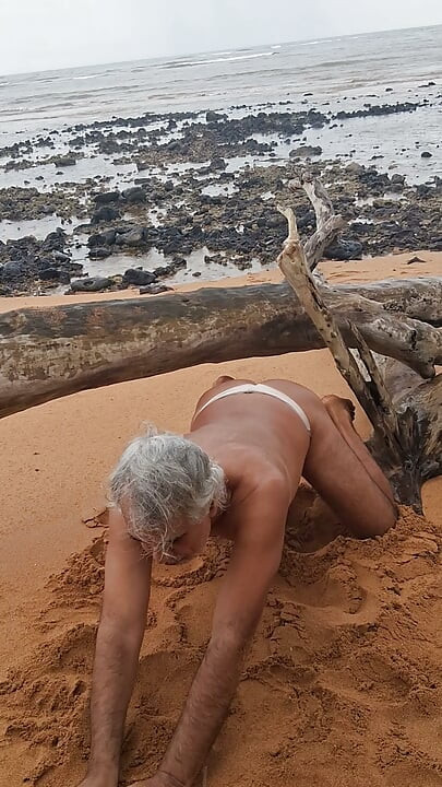Ladysilva przebrana za kobietę na plaży w stringach, pokazując swoją gorącą dupę