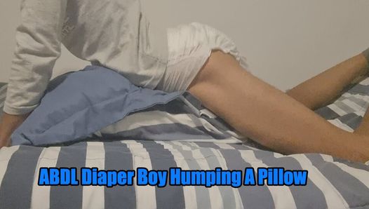 Abdl diaper boy transando com um travesseiro
