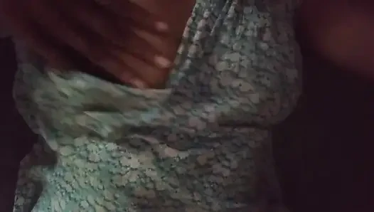 Büyük memeli ateşli üvey kız kardeş üvey erkek kardeşinin dildo oyunuyla vahşice sikiliyor