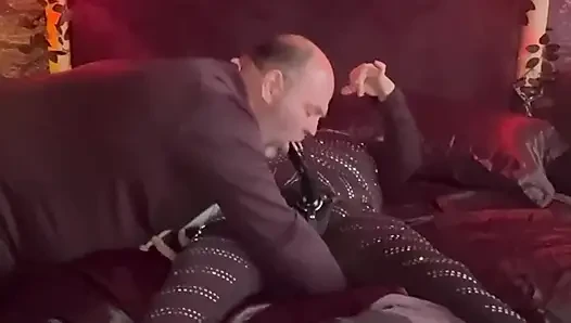 Bölüm 1:- Kraliçe vampir rahibi yarak emen bir fahişeye dönüştürüyor!