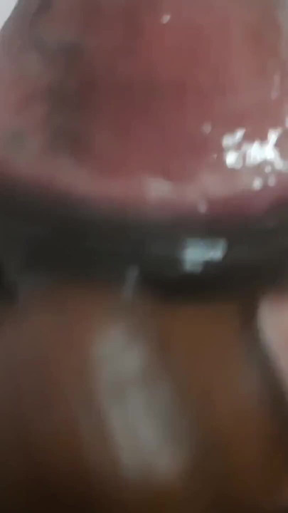 Ele está encontrando prazer em suas próprias mãos enquanto está sozinho