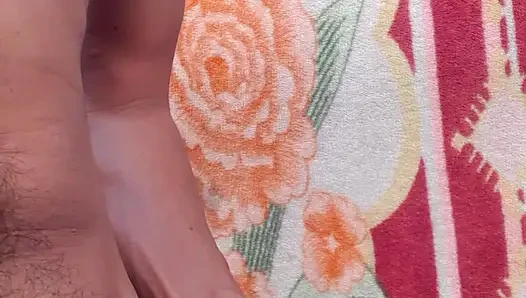 Yarak zenci büyük elle muamele Hintli adam ayakta sikişiyor