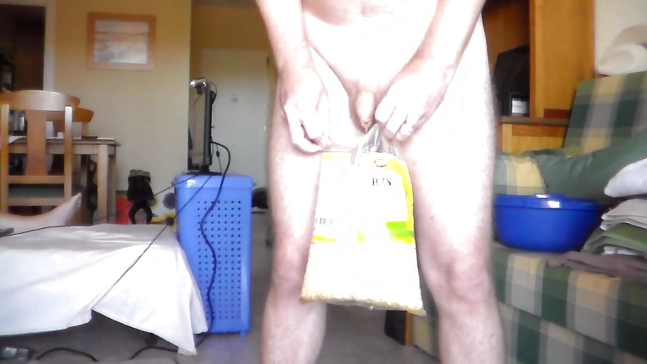 John把尿都塞进了一个上升包里