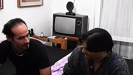 Leopar orta yaşlı seksi kadın azgın adamlar tarafından vahşi grup sekste yumrukla sikiliyor