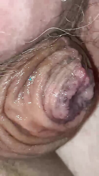 Pequeña polla sin cortar goteando precum afeitada y pequeña