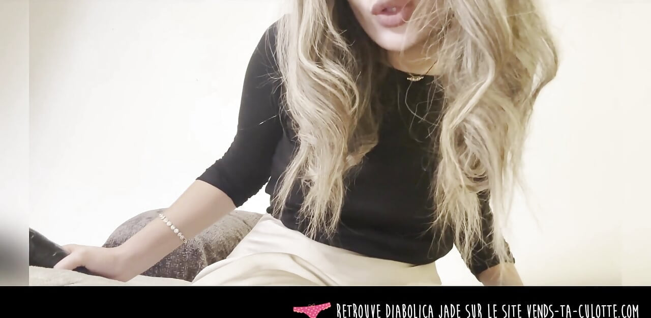 Vends-Ta-Culotte - 若きフランスのドミナトリックスが、大きな黒いディルドを口と肛門に入れる方法を教えます