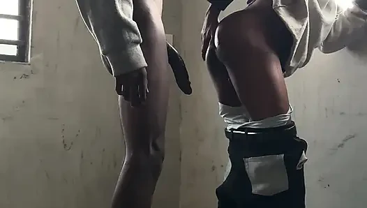 Tamamlanmamış bir binada sikişiyoruz