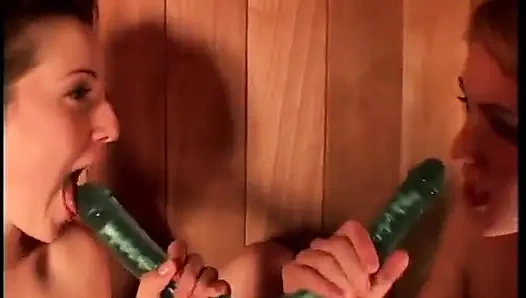 Cewek lesbian hot dengan kepala dua dildo lagi asik mainin dildo di ruangan sauna