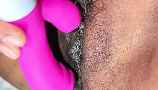 Dildo baru, getaran kekuatan penuh di memekku membuatku terangsang untuk penis