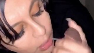 Une latina suce une grosse bite noire