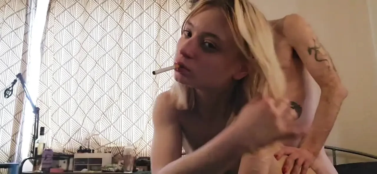 香港的金发女郎吸烟从后面性交. 业余色情