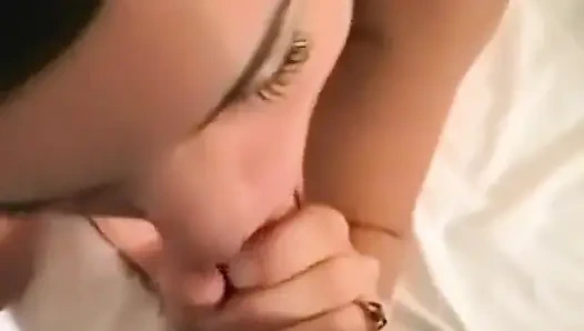 Kitty Kay sikiliyor ve sonra göğüslerine boşaltıyor