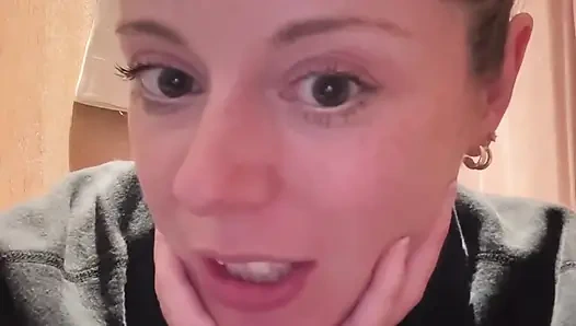 Кончаю жестко в раздевалке!! Надеюсь, меня не застукали!