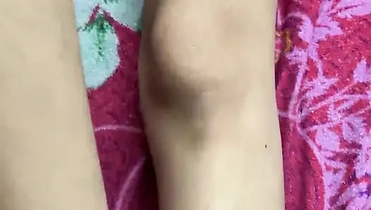 Ich finde meine stiefschwester allein in ihrem zimmer und ich gehe rein, um sie hart zu ficken