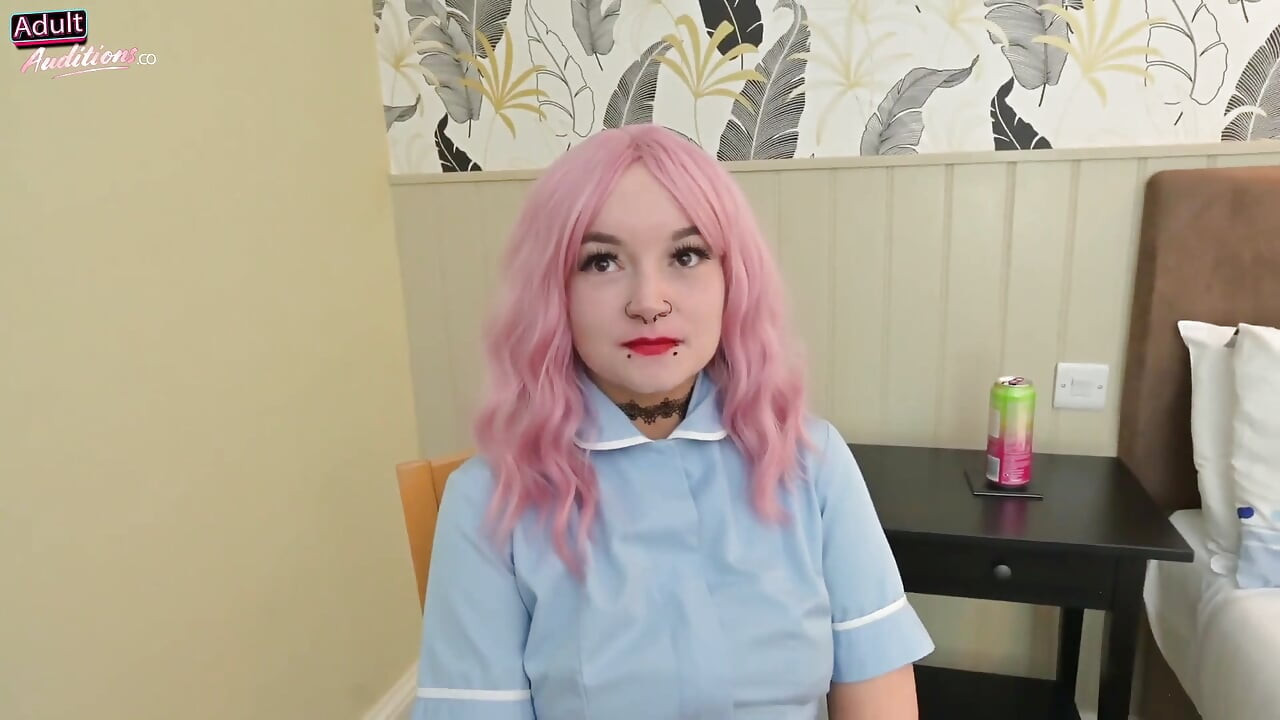 Enfermera británica Scarlet folla