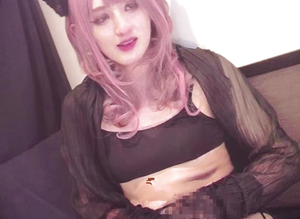 En cross-dressing-video där hen onanerar med en analvibrator medan hen streamar