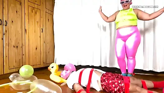 Dominatrix sahibe April - barbie eğlencesi