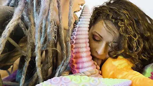 Aksi hot lesbian dengan stoking jaring-jaring yang saling muasin memeknya pakai mainan seks sampai lubangnya menganga lebar