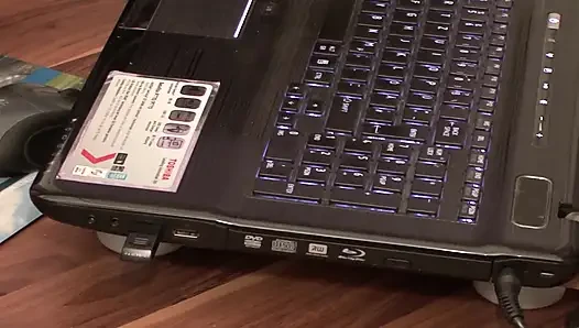 Немецкую крошку высшего класса трахают в офисе