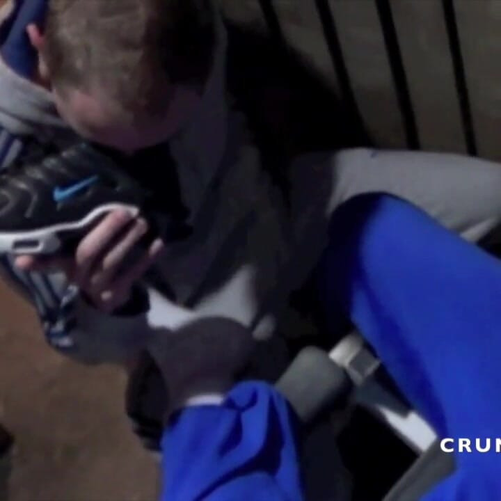 Dwóch badboyów rucha się w piwnicy z węszczącymi trampkami