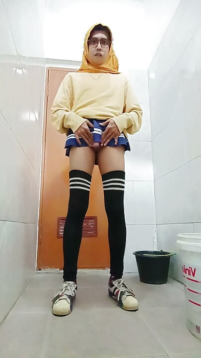 히잡 쓴 아시아 팸보이, 사무실 화장실에서 공공 자위