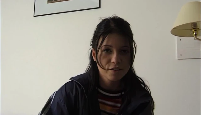 junge schuechterne brunette besorgt es sich mit vibrator vor der kamera