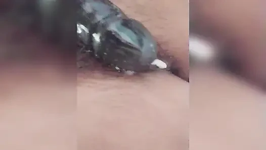 Gadis amatir lagi asik muasin memeknya pakai dildo - close up