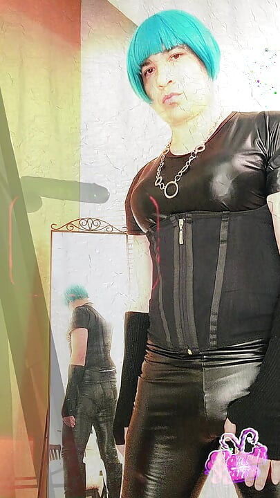 Super sexy maricas cadela Kandi balança seu pau em seu látex preto e botas PMV