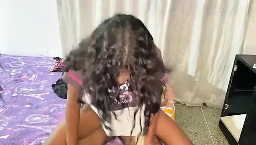 Üvey kızımı odasında yalnız olduğu için sikiyorum