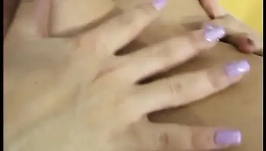 Süßes teen masturbiert mit dildo