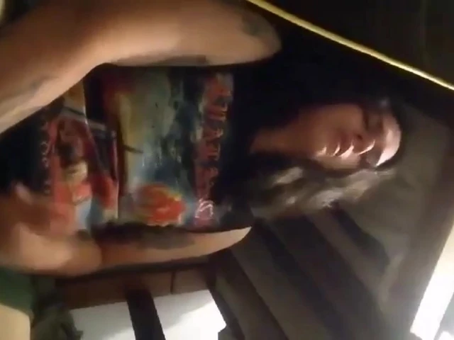 Metalero shows his cock well right the male