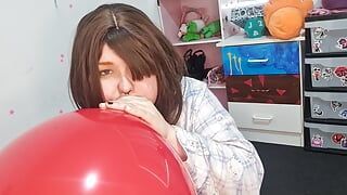 Девушка взрывает 3 огромных воздушных шара