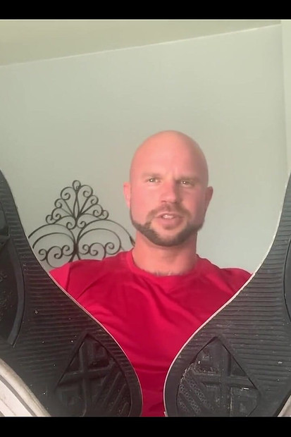 Malo je čudno dok mi skidaš cipele